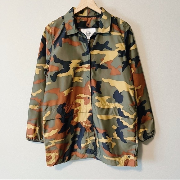 Herschel NWT Women’s Voyage Long Coach Jacket Woodland Camo Print Size Medium - Picture 1 of 15